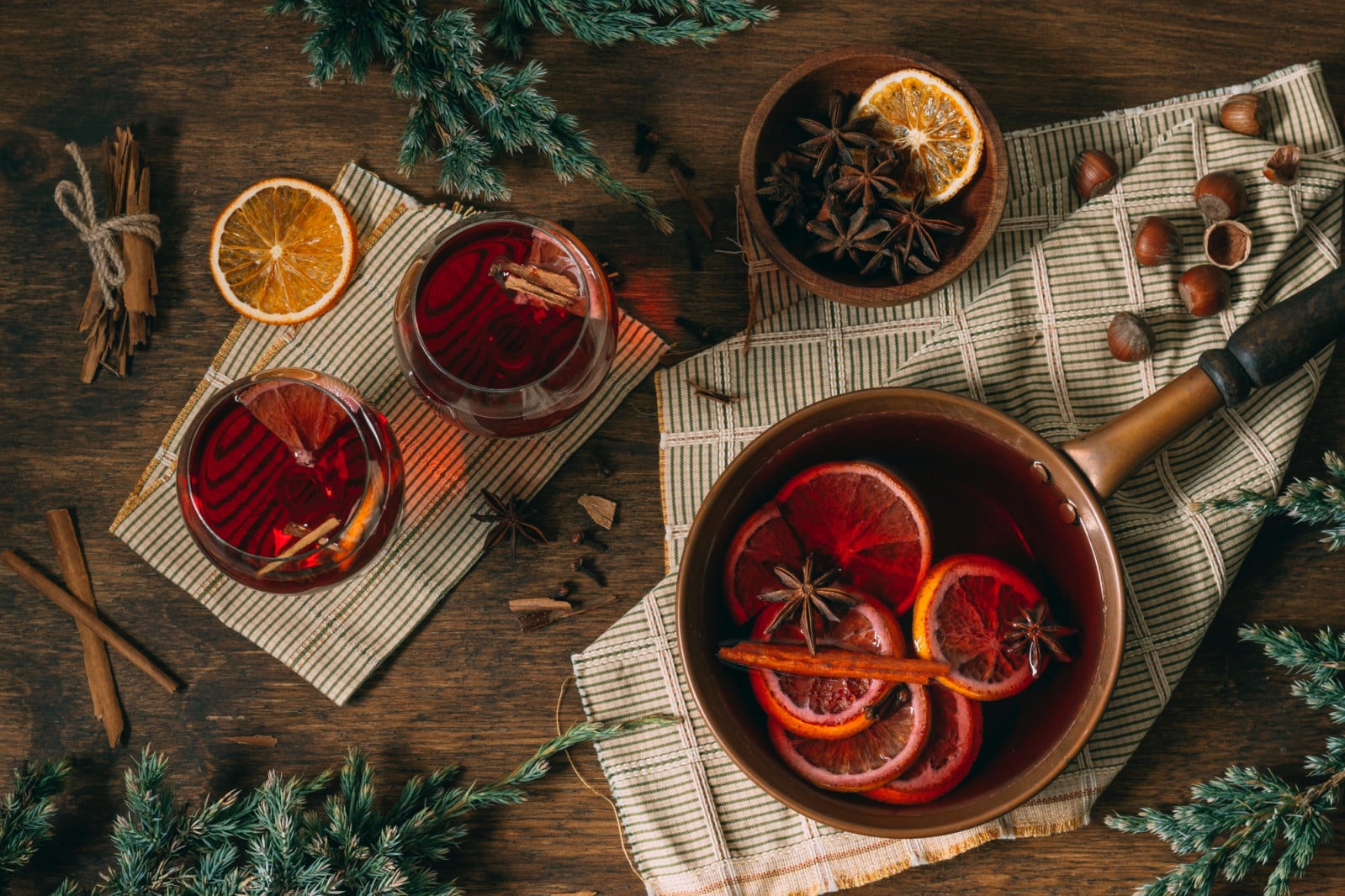 Warm, spiced and fragrant, mulled wine offers a cosy pause during the holiday season (Photo: Freepik)